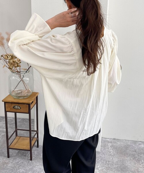 fredy emue(フレディエミュ)の「シルキーレーヨン前開きギャザーブラウス(シャツ/ブラウス・レディース・ベージュ/オフホワイト/サックスブルー/ブラック・38)」の6枚目の写真