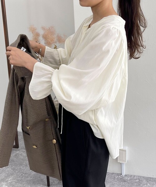 fredy emue(フレディエミュ)の「シルキーレーヨン前開きギャザーブラウス(シャツ/ブラウス・レディース・ベージュ/オフホワイト/サックスブルー/ブラック・38)」の7枚目の写真