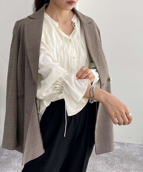 fredy emue(フレディエミュ)の「シルキーレーヨン前開きギャザーブラウス(シャツ/ブラウス・レディース・ベージュ/オフホワイト/サックスブルー/ブラック・38)」の8枚目の写真