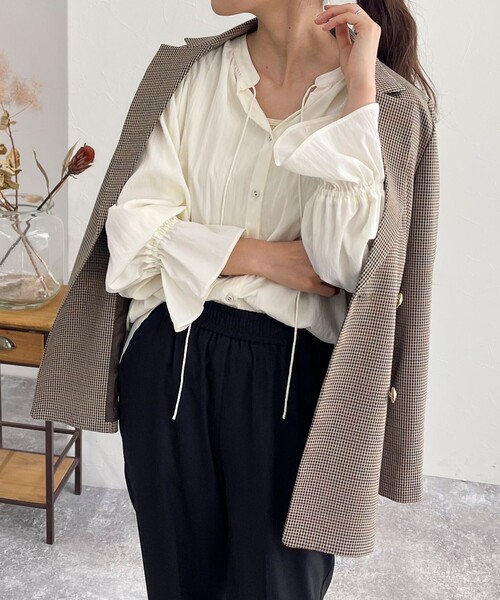 fredy emue(フレディエミュ)の「シルキーレーヨン前開きギャザーブラウス(シャツ/ブラウス・レディース・ベージュ/オフホワイト/サックスブルー/ブラック・38)」の9枚目の写真