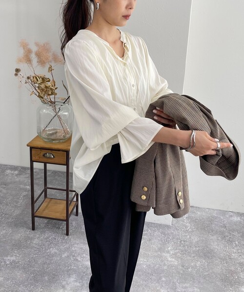 fredy emue(フレディエミュ)の「シルキーレーヨン前開きギャザーブラウス(シャツ/ブラウス・レディース・ベージュ/オフホワイト/サックスブルー/ブラック・38)」の10枚目の写真