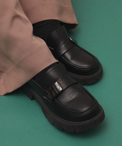 Solace（ソレイス）の「メタリックポイントボリュームソールローファー（ローファー・レディース・ホワイト/ブラック・SMALL/MEDIUM/LARGE）」の2枚目の写真