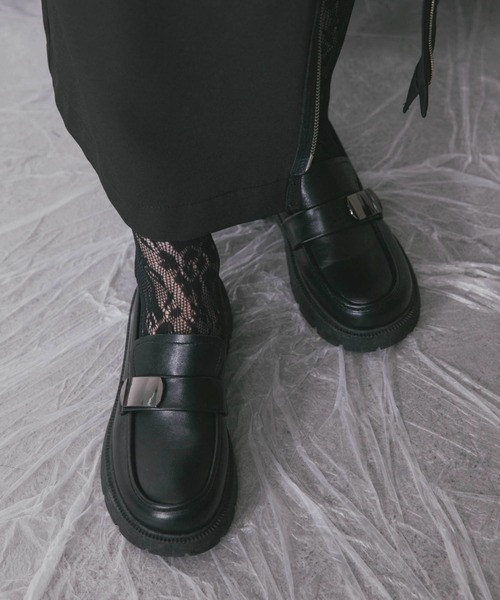 Solace（ソレイス）の「メタリックポイントボリュームソールローファー（ローファー・レディース・ホワイト/ブラック・SMALL/MEDIUM/LARGE）」の4枚目の写真