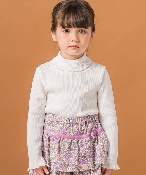 Tartine et Chocolat（タルティーヌエショコラ）の「【日本製】リボン付きソフトコットンハイネックセーター(80~140cm)（ニット/セーター・キッズ・ネイビー/オフホワイト/グレー/ピンク・110cm/140cm/100cm/120cm/130cm/90cm/80ｃｍ）」の2枚目の写真