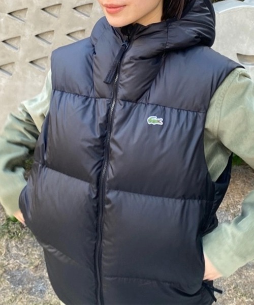 LACOSTE（ラコステ）の「撥水 バックステッチダウンベスト / スタンドジップダウン（ダウンベスト・メンズ・カーキ/ブラック・52/50/48/46）」の2枚目の写真