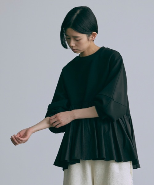 EN NEUME(エンノイム)の「Bonding Peplum Top(Tシャツ/カットソー・レディース・ブラック/ホワイト/チャコールグレー・FREE)」の4枚目の写真