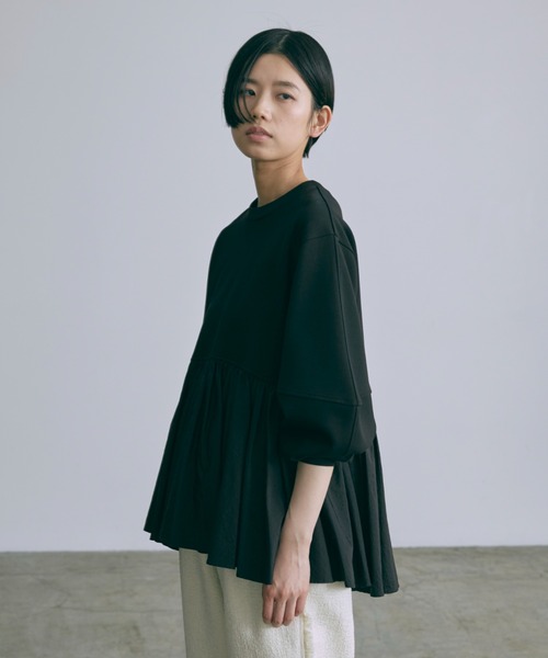 EN NEUME(エンノイム)の「Bonding Peplum Top(Tシャツ/カットソー・レディース・ブラック/ホワイト/チャコールグレー・FREE)」の5枚目の写真