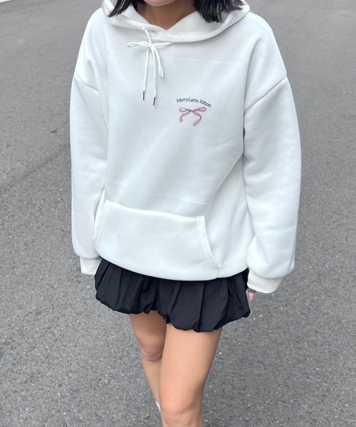 merrylatte（メリーラテ）の「ワンポイントピンクリボンパーカー（パーカー・レディース・ホワイト・MEDIUM/LARGE/SMALL）」の2枚目の写真
