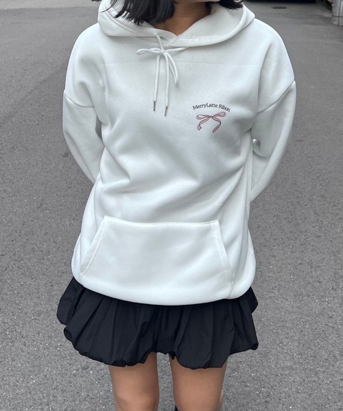 merrylatte（メリーラテ）の「ワンポイントピンクリボンパーカー（パーカー・レディース・ホワイト・MEDIUM/LARGE/SMALL）」の3枚目の写真