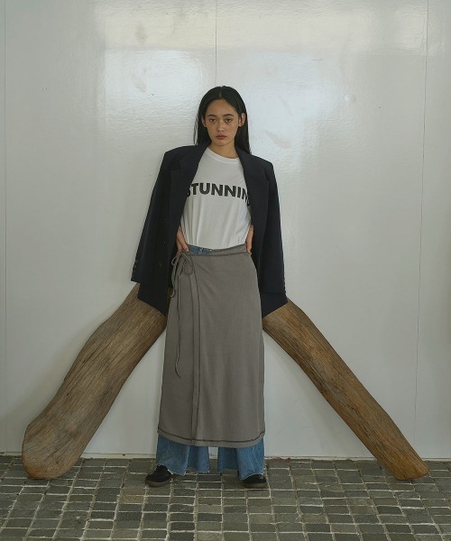 marjour(マージュール)の「STRETCH LIB WRAP SKIRT(スカート・レディース・チャコールグレー/ブラック・M)」の3枚目の写真