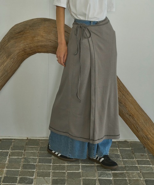 marjour(マージュール)の「STRETCH LIB WRAP SKIRT(スカート・レディース・チャコールグレー/ブラック・M)」の9枚目の写真