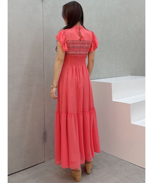 MERCURYDUO（マーキュリーデュオ）の「カラースモッキングラッフルワンピース（ワンピース・レディース・ダークオレンジ/アイボリー/ダークブラウン・MEDIUM/SMALL）」の9枚目の写真