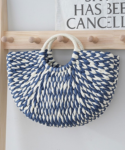 florist（フローリスト）の「【軽い◎】セミサークル編みカゴバッグ/ハンドバッグ（かごバッグ・レディース・オフホワイト/ホワイト×ブルー/ホワイト×ブラック/ブラック/ライトブラウン・FREE）」の2枚目の写真