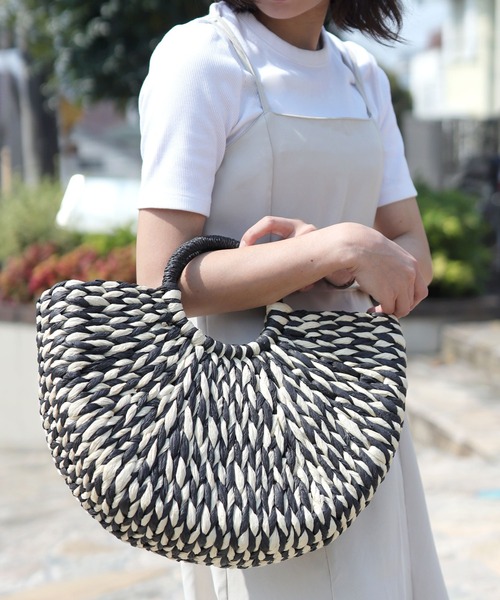 florist（フローリスト）の「【軽い◎】セミサークル編みカゴバッグ/ハンドバッグ（かごバッグ・レディース・オフホワイト/ホワイト×ブルー/ホワイト×ブラック/ブラック/ライトブラウン・FREE）」の3枚目の写真