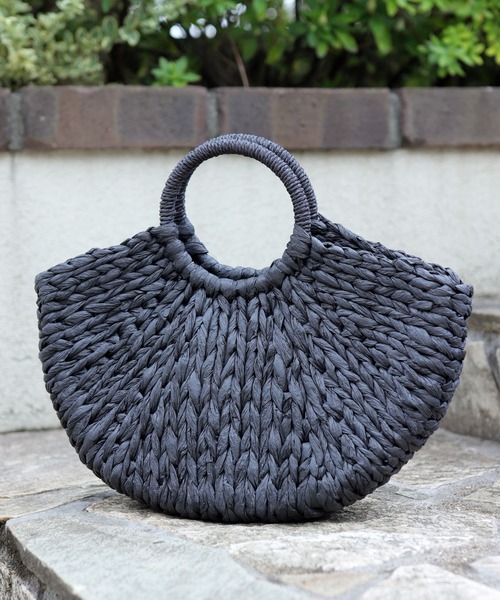 florist（フローリスト）の「【軽い◎】セミサークル編みカゴバッグ/ハンドバッグ（かごバッグ・レディース・オフホワイト/ホワイト×ブルー/ホワイト×ブラック/ブラック/ライトブラウン・FREE）」の4枚目の写真