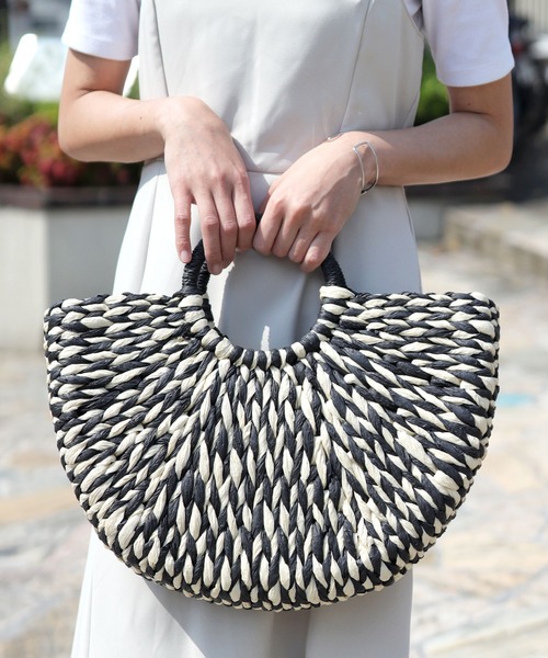 florist（フローリスト）の「【軽い◎】セミサークル編みカゴバッグ/ハンドバッグ（かごバッグ・レディース・オフホワイト/ホワイト×ブルー/ホワイト×ブラック/ブラック/ライトブラウン・FREE）」の6枚目の写真