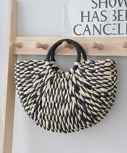 florist（フローリスト）の「【軽い◎】セミサークル編みカゴバッグ/ハンドバッグ（かごバッグ・レディース・オフホワイト/ホワイト×ブルー/ホワイト×ブラック/ブラック/ライトブラウン・FREE）」の7枚目の写真
