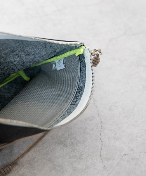 Senti(センティ)の「SENTI センティ / Dyneema(R) Leather 2WAY SACOCHE 超軽量ダイニーマレザー2WAYサコッシュ 牛革ショルダーバッグ / 3033(ショルダーバッグ・メンズ・ブラック系その他/ブラック・FREE)」の7枚目の写真