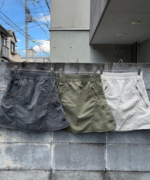 HTH(エイチティーエイチ)の「puckering mini skirt(スカート・レディース・アッシュグレー/アッシュ/アーミー・フリー)」の5枚目の写真