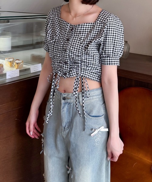 Mejoul（メジュール）の「ギンガムチェック ドロスト リボン ギャザー スクエアネック パフスリーブ ブラウス トップス（シャツ/ブラウス・レディース・ブラック・M/L）」の2枚目の写真