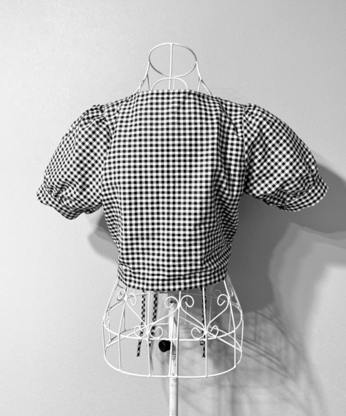 Mejoul（メジュール）の「ギンガムチェック ドロスト リボン ギャザー スクエアネック パフスリーブ ブラウス トップス（シャツ/ブラウス・レディース・ブラック・M/L）」の19枚目の写真