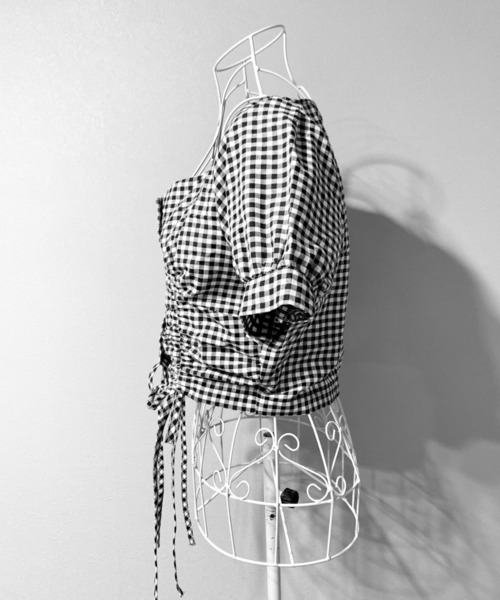 Mejoul（メジュール）の「ギンガムチェック ドロスト リボン ギャザー スクエアネック パフスリーブ ブラウス トップス（シャツ/ブラウス・レディース・ブラック・M/L）」の18枚目の写真