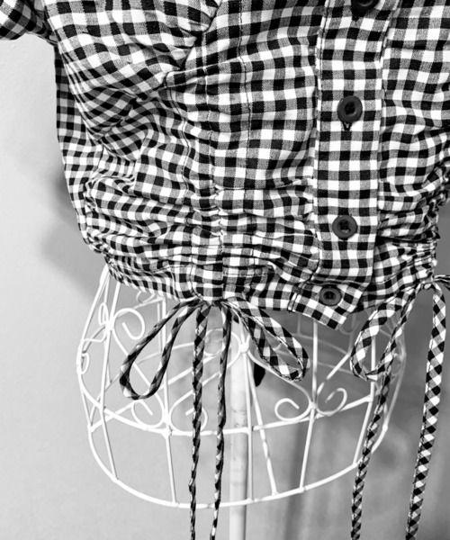 Mejoul（メジュール）の「ギンガムチェック ドロスト リボン ギャザー スクエアネック パフスリーブ ブラウス トップス（シャツ/ブラウス・レディース・ブラック・M/L）」の15枚目の写真