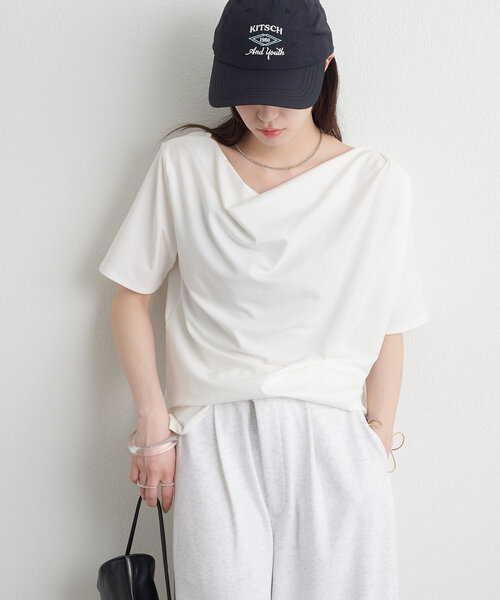 Omekashi(オメカシ)の「ボートネックドレープ半袖Tシャツ(Tシャツ/カットソー・レディース・オフホワイト/ブラック/ブラウン/チャコールグレー/ライトグレー・FREE)」の2枚目の写真