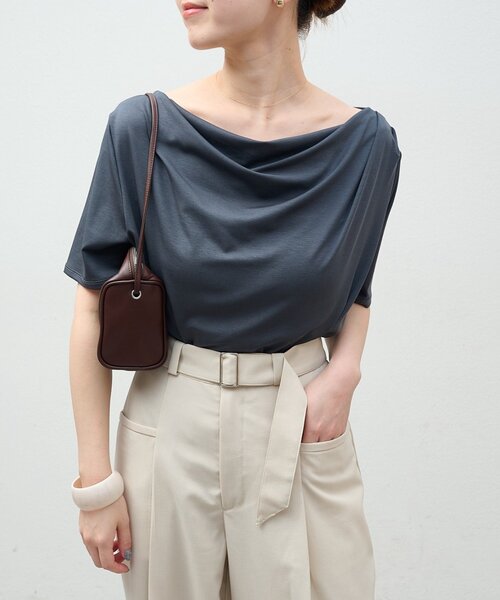 Omekashi(オメカシ)の「ボートネックドレープ半袖Tシャツ(Tシャツ/カットソー・レディース・オフホワイト/ブラック/ブラウン/チャコールグレー/ライトグレー・FREE)」の4枚目の写真