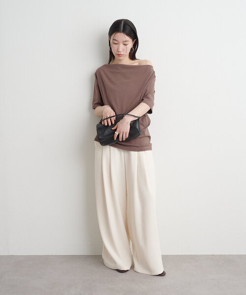 Omekashi(オメカシ)の「ボートネックドレープ半袖Tシャツ(Tシャツ/カットソー・レディース・オフホワイト/ブラック/ブラウン/チャコールグレー/ライトグレー・FREE)」の6枚目の写真