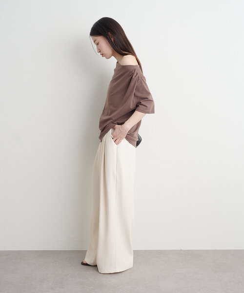 Omekashi(オメカシ)の「ボートネックドレープ半袖Tシャツ(Tシャツ/カットソー・レディース・オフホワイト/ブラック/ブラウン/チャコールグレー/ライトグレー・FREE)」の7枚目の写真