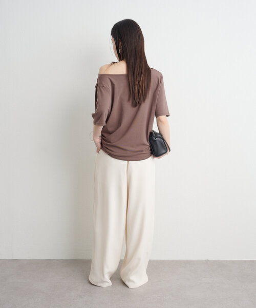 Omekashi(オメカシ)の「ボートネックドレープ半袖Tシャツ(Tシャツ/カットソー・レディース・オフホワイト/ブラック/ブラウン/チャコールグレー/ライトグレー・FREE)」の8枚目の写真