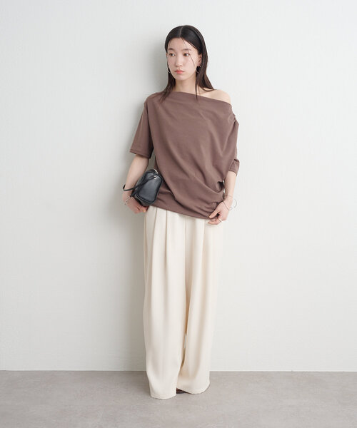 Omekashi(オメカシ)の「ボートネックドレープ半袖Tシャツ(Tシャツ/カットソー・レディース・オフホワイト/ブラック/ブラウン/チャコールグレー/ライトグレー・FREE)」の9枚目の写真