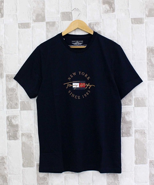 TOMMY HILFIGER(トミーヒルフィガー)の「サークルロゴグラフィッククルーネック Tシャツ(Tシャツ/カットソー・メンズ・オートミール/ネイビー/ホワイト/レッド・M/L/XL)」の2枚目の写真