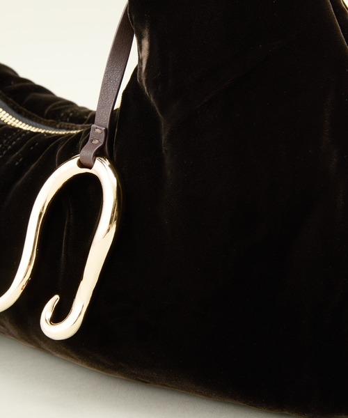 LE VERNIS(ル・ベルニ)の「LE VERNIS/ル・ベルニ POIR VELVET BAG(ハンドバッグ・レディース・ブラック/ブラウン/ブルー・ONE SIZE)」の9枚目の写真