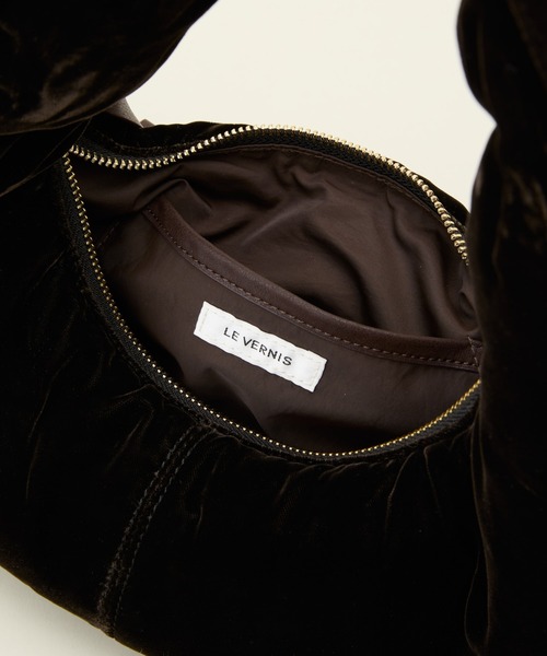 LE VERNIS(ル・ベルニ)の「LE VERNIS/ル・ベルニ POIR VELVET BAG(ハンドバッグ・レディース・ブラック/ブラウン/ブルー・ONE SIZE)」の11枚目の写真