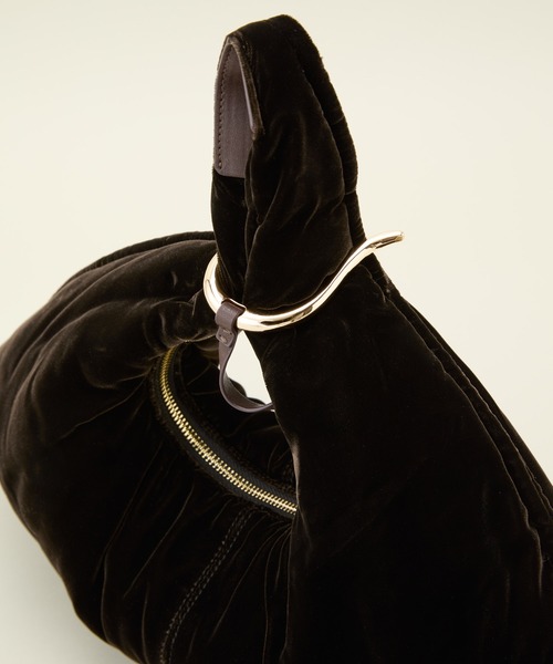 LE VERNIS(ル・ベルニ)の「LE VERNIS/ル・ベルニ POIR VELVET BAG(ハンドバッグ・レディース・ブラック/ブラウン/ブルー・ONE SIZE)」の13枚目の写真