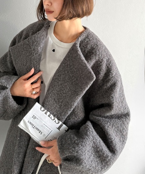 classicalelf(クラシカルエルフ)の「たっぽりコクーンシルエットでちょこっとガーリー見せ。ノーカラーコクーンボアコート(ノーカラーコート・レディース・ブラック/アイボリー/グレー・LARGE/MEDIUM/SMALL/X-LARGE)」の3枚目の写真