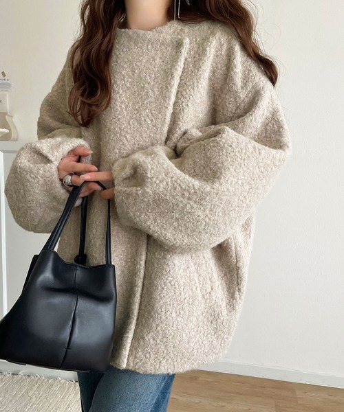 classicalelf(クラシカルエルフ)の「たっぽりコクーンシルエットでちょこっとガーリー見せ。ノーカラーコクーンボアコート(ノーカラーコート・レディース・ブラック/アイボリー/グレー・LARGE/MEDIUM/SMALL/X-LARGE)」の8枚目の写真