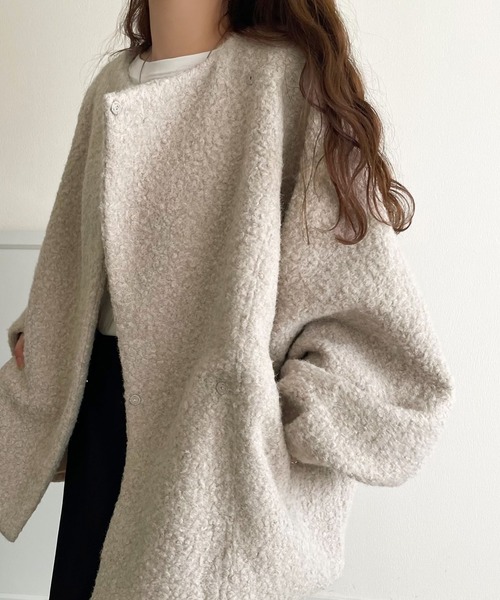 classicalelf(クラシカルエルフ)の「たっぽりコクーンシルエットでちょこっとガーリー見せ。ノーカラーコクーンボアコート(ノーカラーコート・レディース・ブラック/アイボリー/グレー・LARGE/MEDIUM/SMALL/X-LARGE)」の5枚目の写真