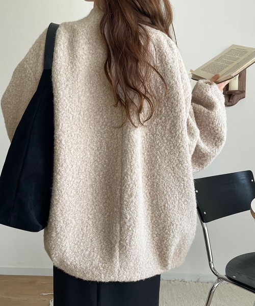 classicalelf(クラシカルエルフ)の「たっぽりコクーンシルエットでちょこっとガーリー見せ。ノーカラーコクーンボアコート(ノーカラーコート・レディース・ブラック/アイボリー/グレー・LARGE/MEDIUM/SMALL/X-LARGE)」の10枚目の写真