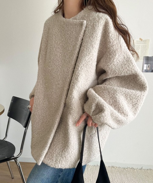 classicalelf(クラシカルエルフ)の「たっぽりコクーンシルエットでちょこっとガーリー見せ。ノーカラーコクーンボアコート(ノーカラーコート・レディース・ブラック/アイボリー/グレー・LARGE/MEDIUM/SMALL/X-LARGE)」の9枚目の写真