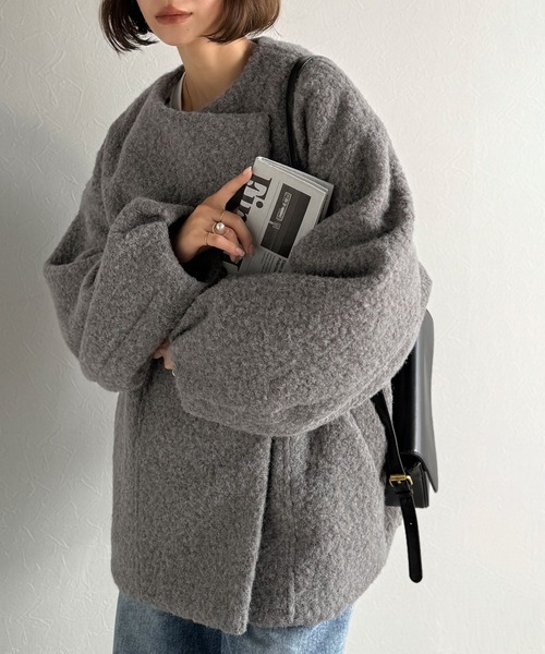 classicalelf(クラシカルエルフ)の「たっぽりコクーンシルエットでちょこっとガーリー見せ。ノーカラーコクーンボアコート(ノーカラーコート・レディース・ブラック/アイボリー/グレー・LARGE/MEDIUM/SMALL/X-LARGE)」の20枚目の写真