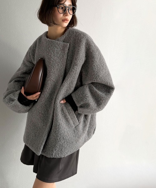 classicalelf(クラシカルエルフ)の「たっぽりコクーンシルエットでちょこっとガーリー見せ。ノーカラーコクーンボアコート(ノーカラーコート・レディース・ブラック/アイボリー/グレー・LARGE/MEDIUM/SMALL/X-LARGE)」の21枚目の写真