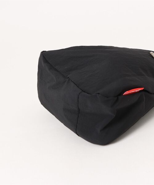 florist（フローリスト）の「【500mlペットボトル収納】ドロップナイロンボディバッグ/ショルダーバッグ（ボディバッグ/ウエストポーチ・レディース・アイボリー/ブラック・FREE）」の4枚目の写真