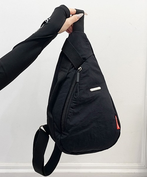 florist（フローリスト）の「【500mlペットボトル収納】ドロップナイロンボディバッグ/ショルダーバッグ（ボディバッグ/ウエストポーチ・レディース・アイボリー/ブラック・FREE）」の2枚目の写真