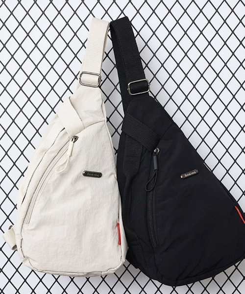 florist（フローリスト）の「【500mlペットボトル収納】ドロップナイロンボディバッグ/ショルダーバッグ（ボディバッグ/ウエストポーチ・レディース・アイボリー/ブラック・FREE）」の7枚目の写真