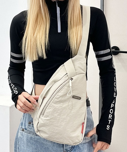 florist（フローリスト）の「【500mlペットボトル収納】ドロップナイロンボディバッグ/ショルダーバッグ（ボディバッグ/ウエストポーチ・レディース・アイボリー/ブラック・FREE）」の8枚目の写真