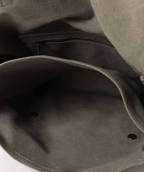 A.P.C.(アーペーセー)の「BESACE RECUPERATION(メッセンジャーバッグ・メンズ・カーキ・ONESIZE)」の3枚目の写真