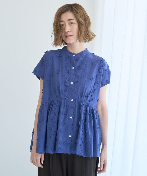 YECCA VECCA（イェッカヴェッカ）の「3Dフラワーエンブロイダリーブラウス（シャツ/ブラウス・レディース・オフホワイト/ブラック/ブルー・FREE）」の3枚目の写真